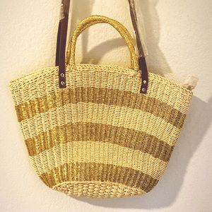 NWT LULU’S VENDOR STYLE WOVEN TOTE
GOLD